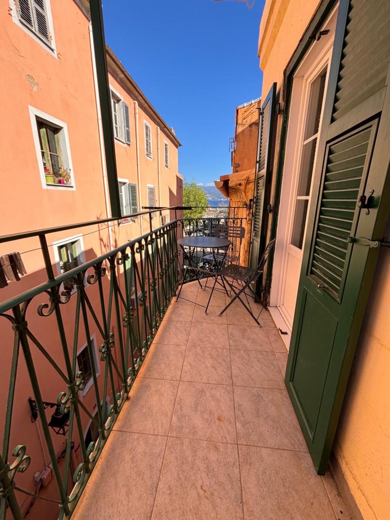 T2 Vieux Port D'ajaccio